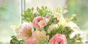 Պոլիմերային կավից պատրաստված վարսահարդարիչ՝ ծաղիկներով և մոշով, պատրաստիր ինքդ պլաստմասսե ծաղիկներով