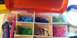 Kako tkati narukvice od gumenih traka: foto i video lekcije Tkanje s gumenim trakama bez